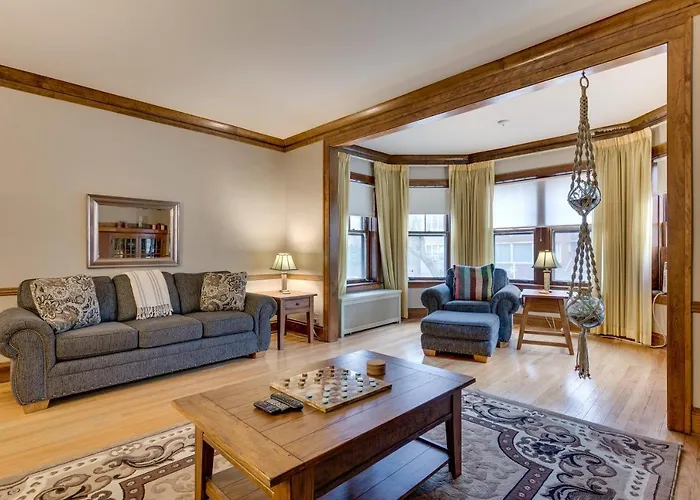 Lovely Near Loyola - Enjoy The Wonderful Outdoor Space And Sun Room - Room For The Whole Crew Apts